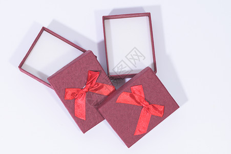 白色背景的深红色礼物盒纪念日卡片魔法装饰问候语礼物静物丝带风格金子背景图片