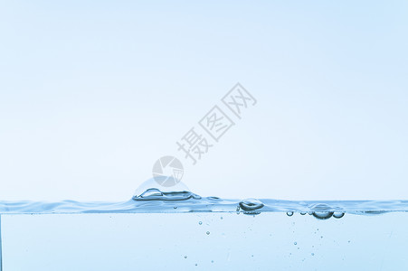 透明气泡上涌蓝水泡泡泡 白色背景气泡波纹水滴液体宏观蓝色流动海浪背景