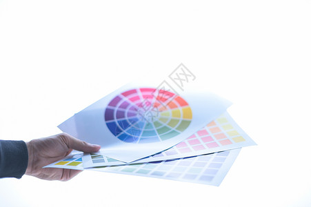 拿着颜色试卷桌的商务人士手 白背打印光谱墨水生产创造力职场质量测试调色板屏幕背景图片
