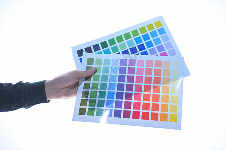 拿着颜色试卷桌的商务人士手 白背职场质量墨水测试屏幕光谱生产打印调色板创造力背景图片