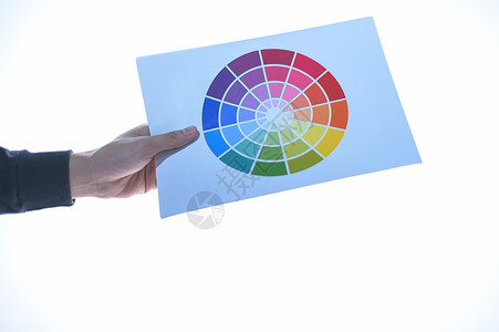 拿着颜色试卷桌的商务人士手 白背职场调色板测试打印创造力光谱质量屏幕墨水生产背景图片
