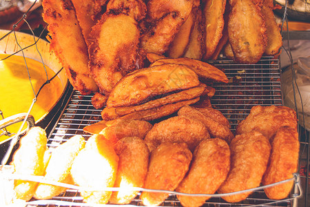 高脂肪食品越南的木薯和玉米煎饼 越南南部流行的街头食物 食品文化炙烤收入油炸旅行美食职业美食家来源油条背景