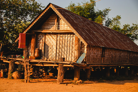 越南达克湖布东村乡村旅行目的地高地房子文化生活旅游现实体验背景图片