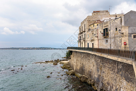 Ortygia岛滨水面 小石子海滩地标旅行遗产房子脊柱历史景观旅游城市海岸背景图片