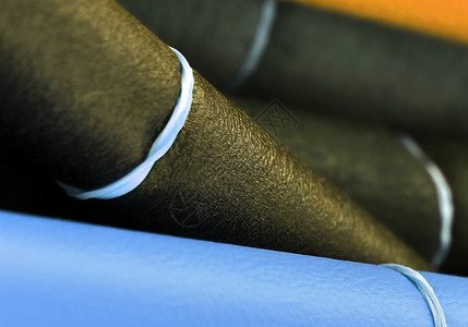 不同布料和织物样品的详细特写视图桌布折痕蓝色商业布样裙子丝绸棉织物衣服奢华背景图片