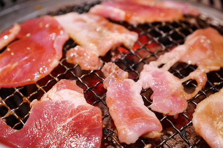 热煤烧猪肉 这种食物是韩国或日本的BBQ风格烹饪美食铺张炙烤奶牛激素牛肉餐厅焙烧炉烧伤背景图片