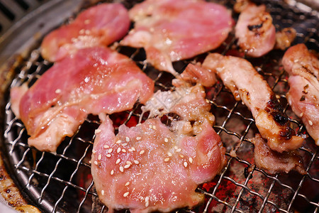 热煤烧猪肉 这种食物是韩国或日本的BBQ风格午餐美食炙烤牛肉烧伤烹饪餐厅铺张激素奶牛背景图片