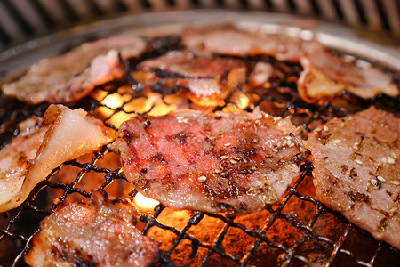 热煤烧猪肉 这种食物是韩国或日本的BBQ风格烹饪肋骨美食牛肉浪费奶牛午餐炙烤餐厅激素背景图片