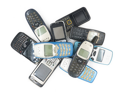 白色背景的旧移动电话的最顶端视图键盘工具手机电话电子技术按钮沟通背景图片