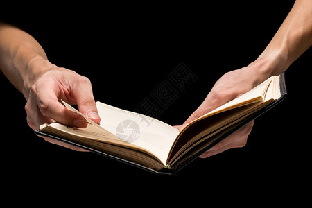 消防安全告知书男性手拿着一张黑背景的空白笔记本手指电子日记表格笔记文学文档阅读教科书背景