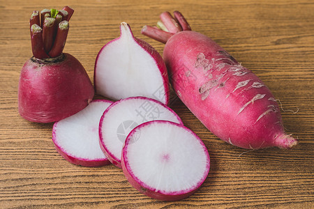 木桌背景的粉红弧度饮食白色蔬菜桌子收成植物粉色食物营养萝卜背景图片