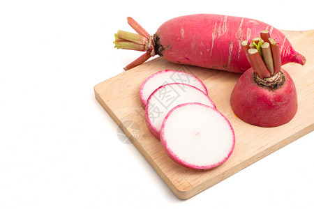 白色背景的木盘上新鲜的粉红弧度红色饮食植物收成蔬菜食物粉色托盘萝卜营养背景图片