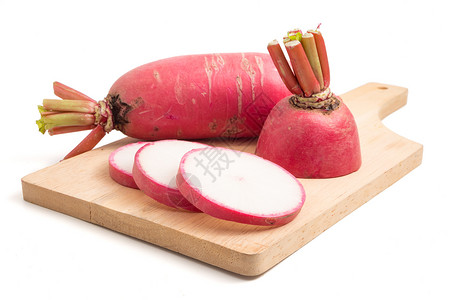 白色背景的木盘上新鲜的粉红弧度红色饮食收成托盘蔬菜食物萝卜营养植物粉色背景图片