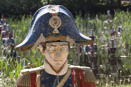 欧洲士兵荷兰一个被抛弃的 主题公园喷泉公园水兵土地士兵游乐场儿童娱乐艺术客人背景