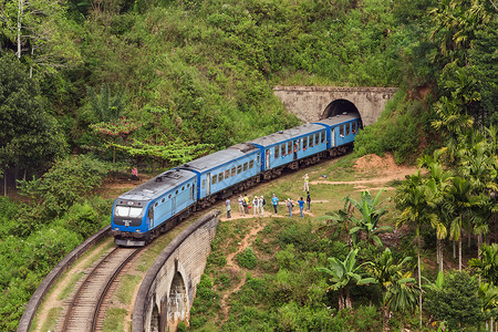 桥隧道在斯里兰卡的艾拉大桥上 进行九条列车培训森林爬坡目的地拱桥运输铁路建筑游客旅行旅游背景