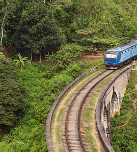 列车经过斯里兰卡艾拉大桥的九座大桥高清图片