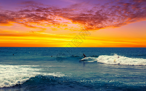 冲浪设施太阳升起在沙滩上的冲浪板 a乐趣木板设施冒险游乐冲浪行动天线运动热带背景