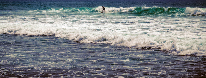 太阳光灯冲浪者乘着浮板蓝海水随心所欲冒险乐趣史诗海洋行动海滩热带天线男人冲浪背景图片