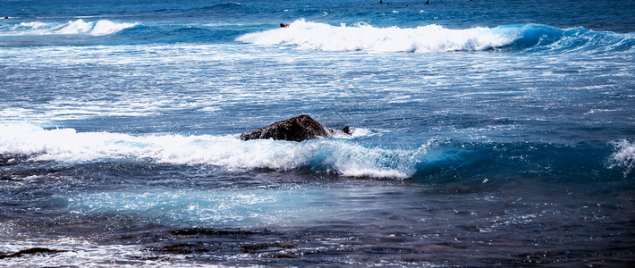 太阳光灯冲浪者乘着浮板蓝海水随心所欲运动木板史诗行动天线冲浪游乐男人假期海浪背景图片