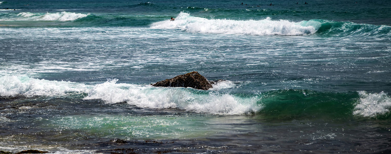 太阳光灯冲浪者乘着浮板蓝海水随心所欲天线游乐热带冲浪男人假期运动海浪旅行海滩背景图片