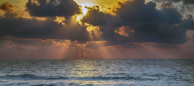 海上冲浪日落反射太阳海岸线海洋天际海浪晴天阳光天空背景图片