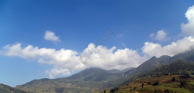 世界到处是精彩日落时山岳戏剧性世界森林天空环境天堂蓝色旅行季节薄雾背景