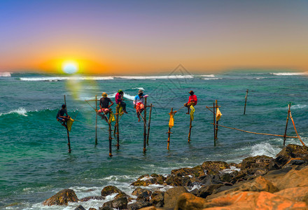 斯里兰卡日落时的渔民人数高清图片