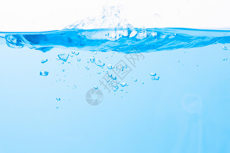 水表面和蓝水泡泡飞溅液体气泡流动运动波纹白色蓝色水滴背景图片