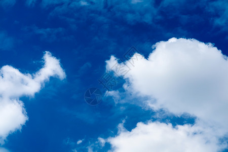白色纯堆云阳光蓝天柔和sunligh天气风景场景臭氧天堂天空环境蓝色自由热带背景图片
