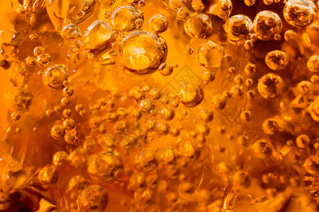 水滴黄色气泡带有气泡的抽象水在金色的背景上翱翔宏观金子白色环境橙子水滴液体墙纸化学品反射背景