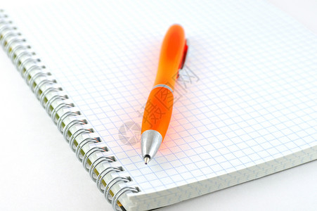 橙色内衬鲀橙色笔和复印本软垫办公室写作学校商业空白教育笔记活页夹螺旋背景