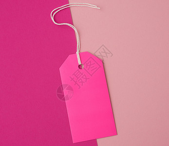 粉红色标签彩色后格的绳索上的空粉红色纸面矩形标记背景