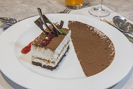 拉马提拉酒店特拉米苏甜点 在奢华的菜食餐厅用餐巧克力点菜蛋糕勺子食物美食陶器粉末白色背景