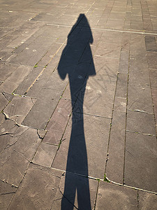 长阴影一个女孩女性在石头 backgr 上的长自拍阴影照片背景