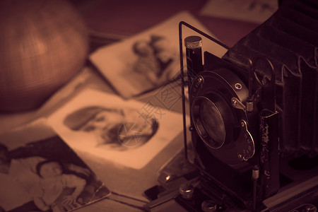 赶年集旧照片 1912  1919 年 模糊的旧照片和桌子上的相机老照片遗产相纸档案历史相册祖先专辑乡愁镜片背景