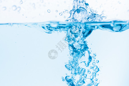 透明水浪素材蓝色水浪表面在白色背景上喷洒波纹海浪流动宏观液体水滴气泡背景