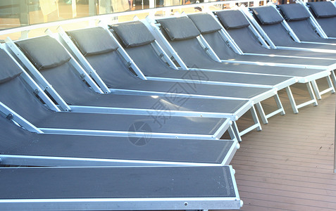游轮上甲板上的空甲板椅子 无人驾驶 Outdoor SEA回收概念数字奢华旅行太阳塑料沙滩日光假期旅游躺椅背景