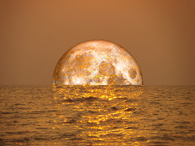 海面反射月亮光照耀的 满月鲜血月背景