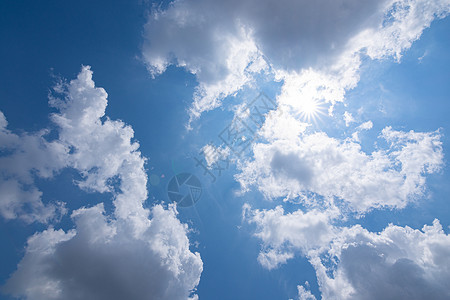 天空背景 云彩和太阳光白色太阳蓝色背景图片