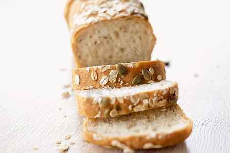 木桌上的全白小麦面包主食植物早餐面粉香菜木头脆皮小吃食物健康背景图片