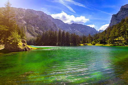 美丽的绿湖 水晶清水公园蓝色绿色风景环境旅行场景国家天空荒野背景图片