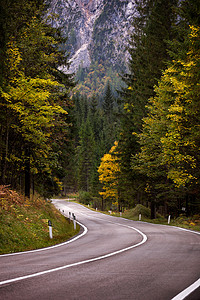 秋天与Bauti在Dolomites的长途公路山口自由国家山脉自然天空驾驶森林场景沥青草地背景图片