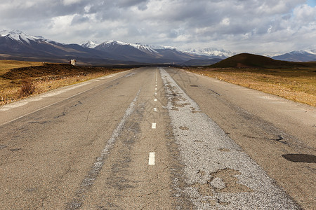 施潘道Bishkek Osh公路 素萨米尔河谷风景顶峰地区运输国家环境岩石牧场路线草原背景