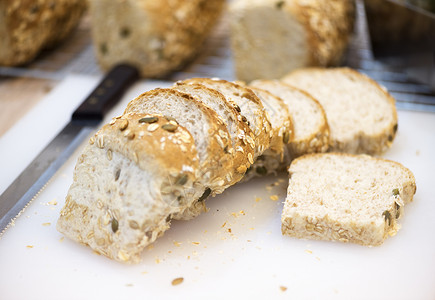 木桌上的全白小麦面包小吃早餐面粉木头香菜脆皮植物健康食物谷物背景图片