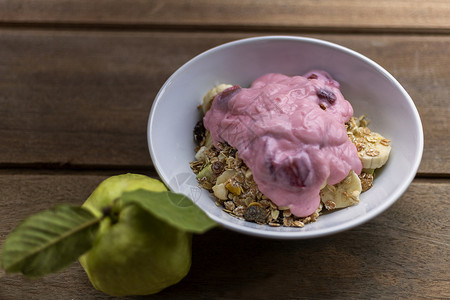 健康食物酸奶草莓 香蕉 瓜瓦和白燕麦背景图片