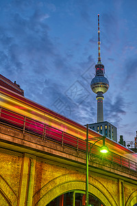 著名的电视塔 在柏林的黄昏铁路运动速度景观火车站车站建筑学火车首都交通工具背景图片