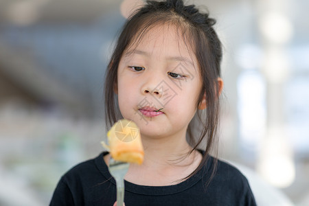 亚洲儿童享受食物 弗里斯春卷背景图片