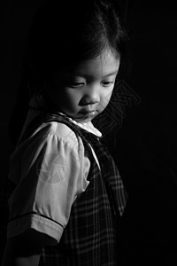 白色和黑色悲哀和寂寞儿童 亚洲 黑色和白色孩子孤独情感戏剧性女孩背景