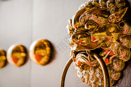 Wooden门的金金属狮子门敲钟者金属门把手金色寺庙建筑学材质文化木材金子建筑背景