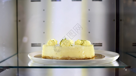 美味奶酪蛋糕和面包店展示的奶油奶油背景图片